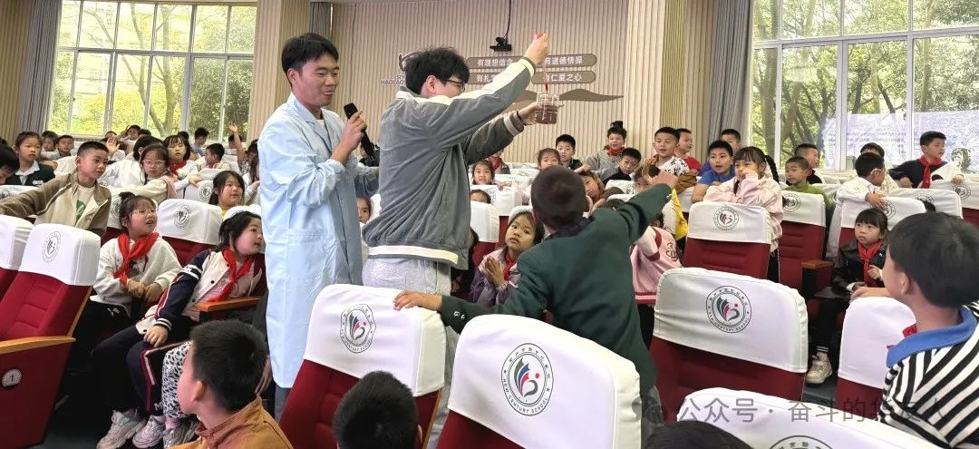 科学普及 启示未来——公司科研团走进小学-文化活动-浙江华友钴业股份有限公司