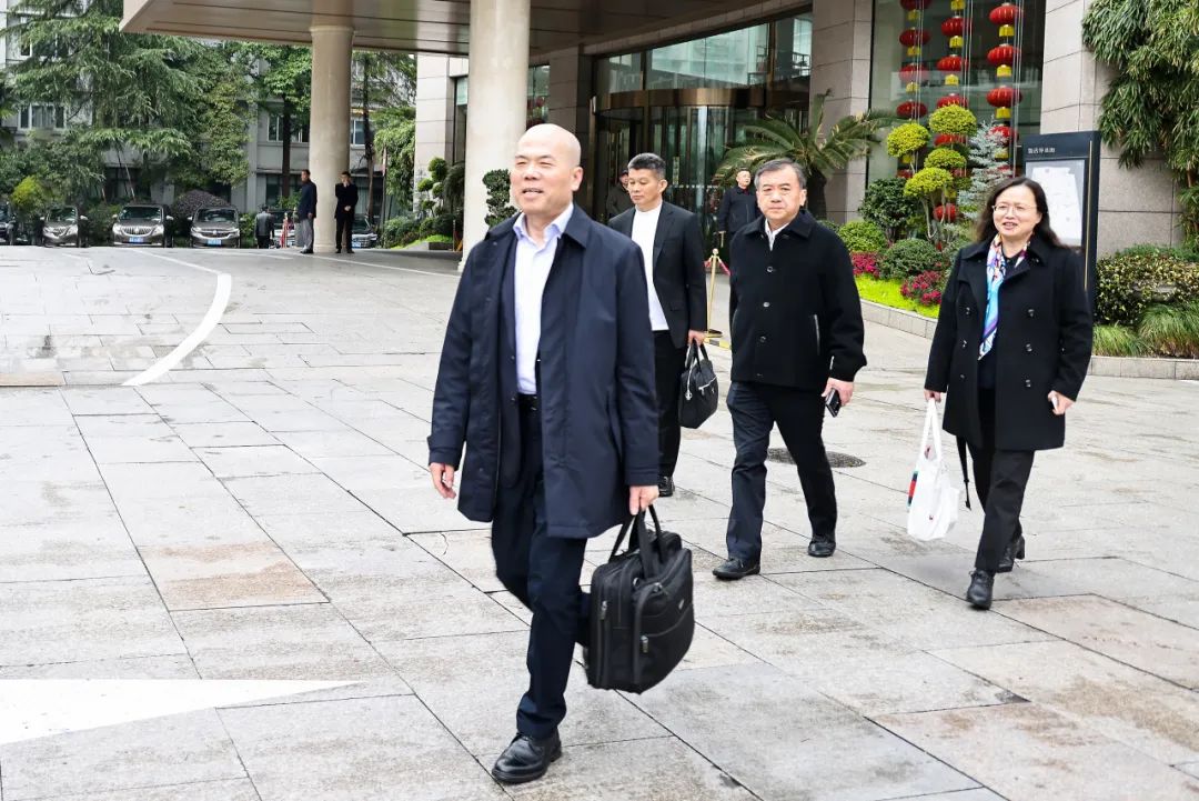 肩负使命，，，，，共商国是！华友钴业董事长陈雪华启程加入天下两会-企业新闻-浙江华友钴业股份有限公司