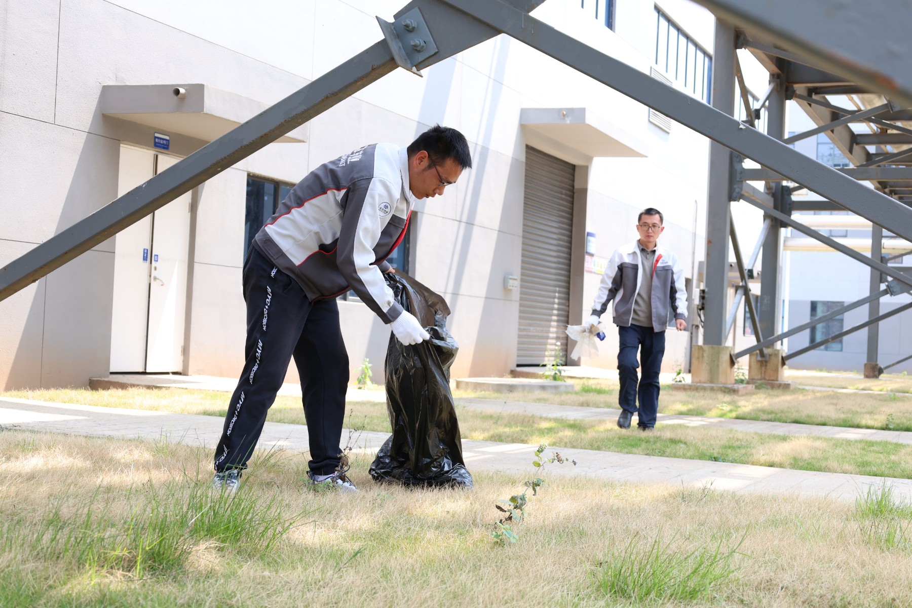 新能源广西基地开展“学雷锋 护情形 清洁厂区 漂亮华友”专项运动-运动组织-浙江华友钴业股份有限公司