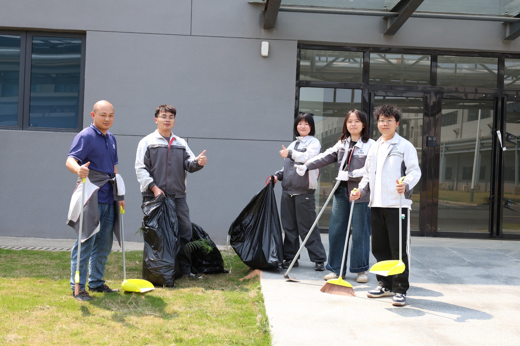 新能源广西基地开展“学雷锋 护情形 清洁厂区 漂亮华友”专项运动-运动组织-浙江华友钴业股份有限公司